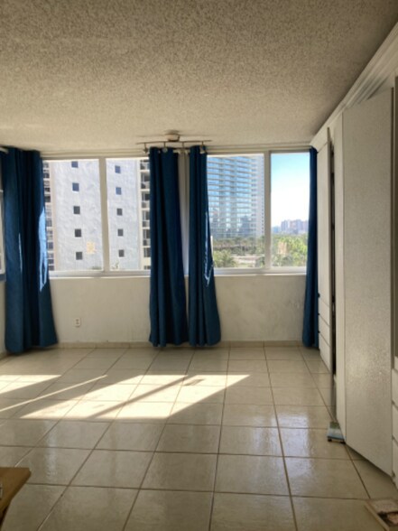 Building Photo - 19201 Collins Ave