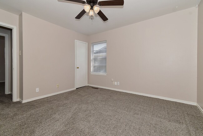 Building Photo - 1304 Skyline Dr