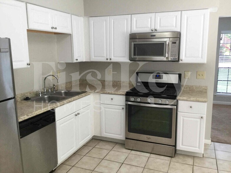 Building Photo - 5369 Biffle Ln