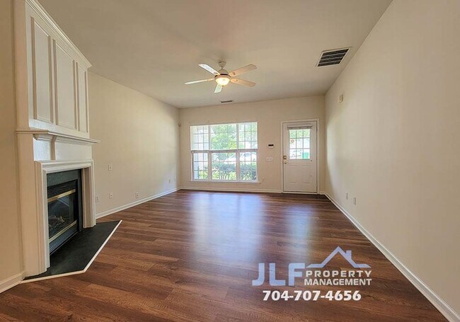 Building Photo - Great 3/2.5 Home in Sought After Charlotte...