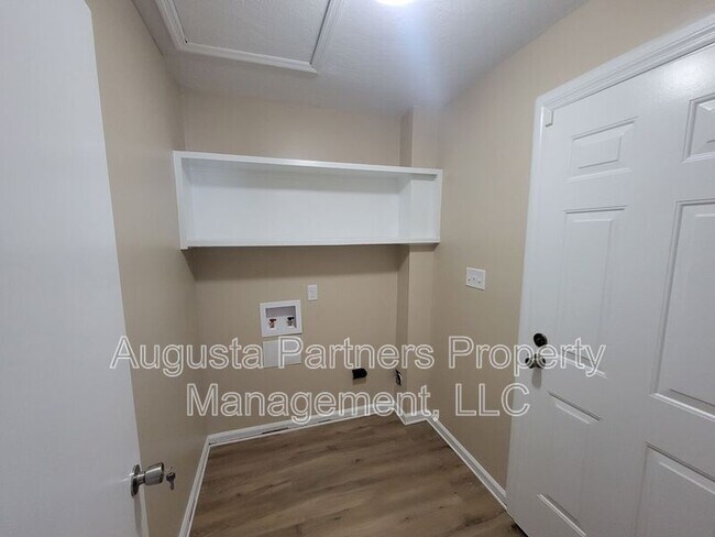 Building Photo - 207 Flores Ln