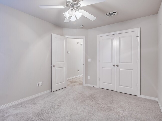 Building Photo - 4 Bedrooms/2 Baths/3Car - Deer Creek Schools - Gated Community of North Roselake Villas