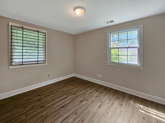 Building Photo - 382 Cologne Dr SE