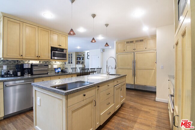 Building Photo - 131 S Martel Ave