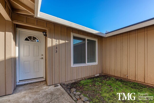 Building Photo - Tucked away 2 Bed 1 Bath Duplex in Hillsboro