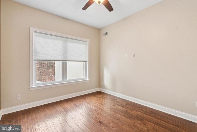 Building Photo - 719 E Thompson St