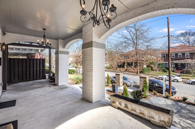 Building Photo - Spacious Renovated 1/1 Midtown Condo Walki...