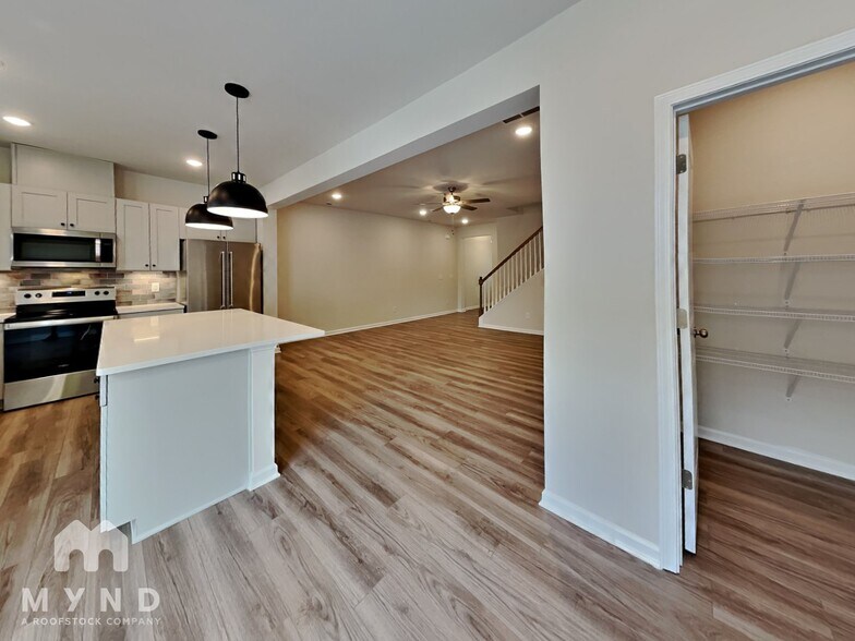 Building Photo - 136 Royal Star Wy