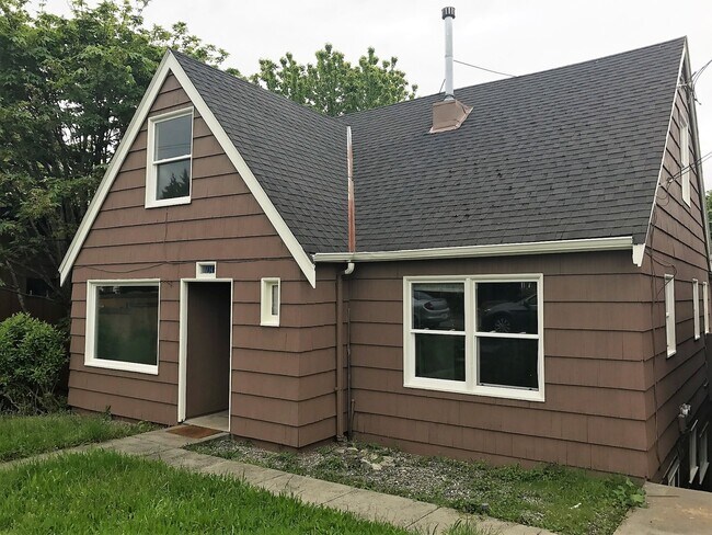 Primary Photo - Charleston District- 1 bed 1 bath with W/D...