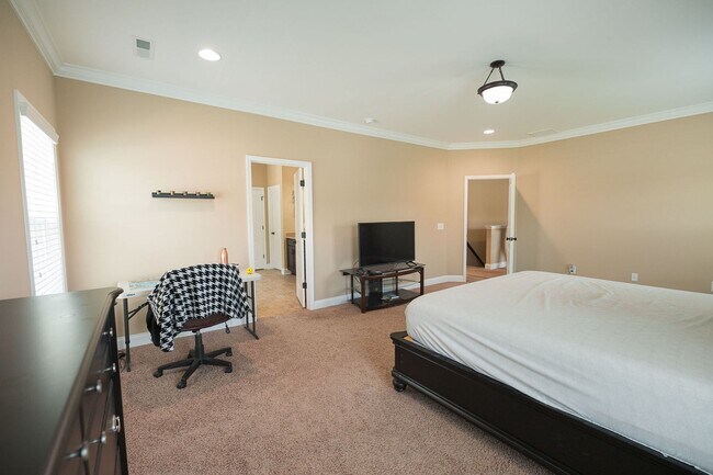 Building Photo - Spacious stunning 5-Bedroom 4 bathroom Home in a Desirable Neighborhood in Summerfield NC