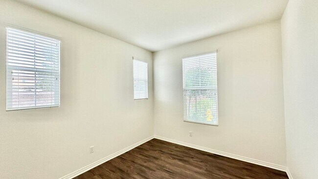 Building Photo - Beautiful, Stand Alone Condo in Resort-lik...