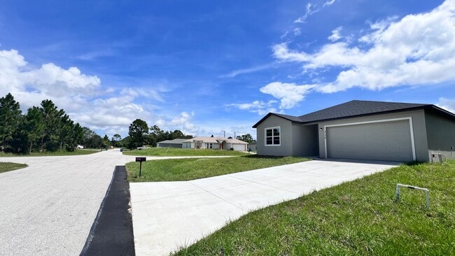Building Photo - Spacious 3-Bedroom Home with Garage & Pati...