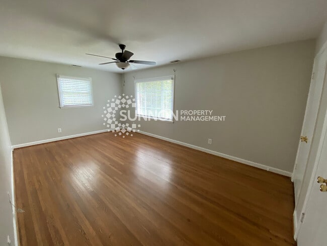 Building Photo - Charming 3 bed, 2.5 bath