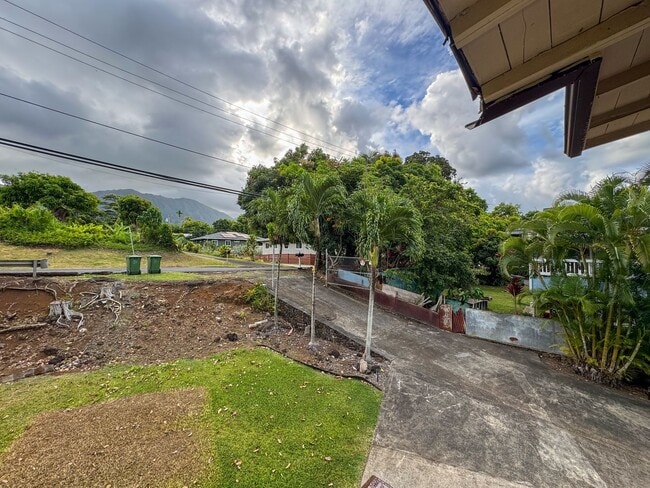 Building Photo - AVAILABLE NOW. 2BD/1BA/2PKG. Upstairs unit...