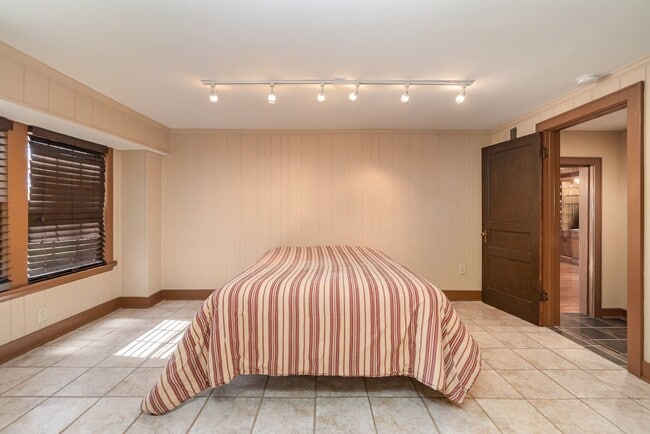 Building Photo - East Nashville River View Living!