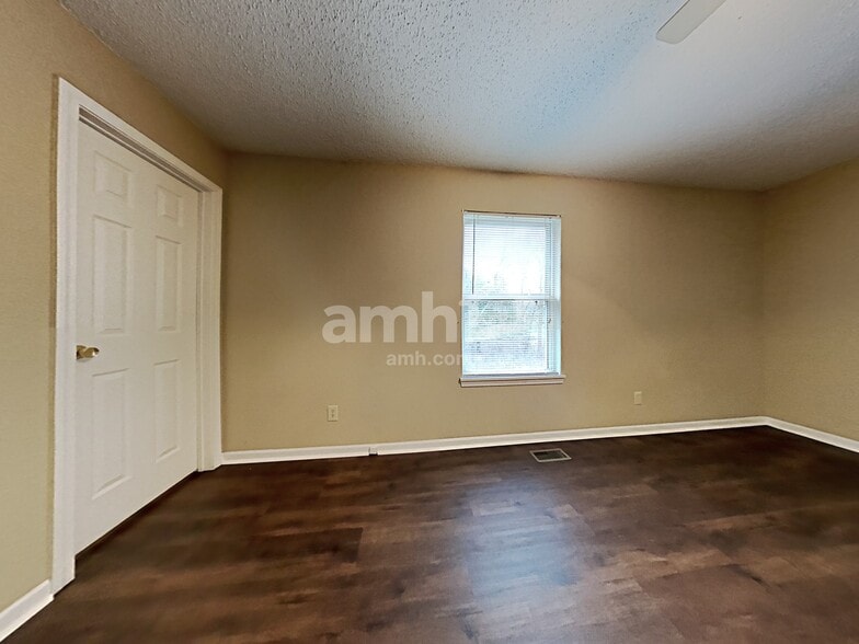 Building Photo - 4016 Fairoaks Dr