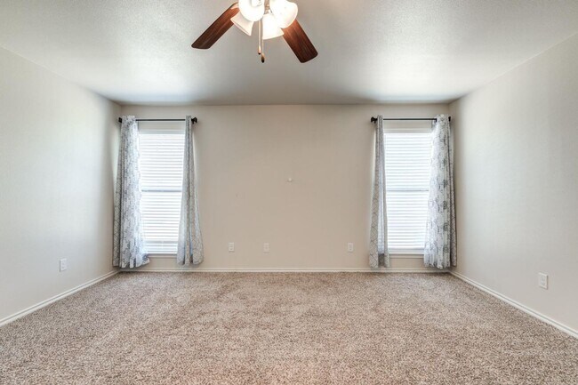 Building Photo - Quincy Park Beauty- Available Now