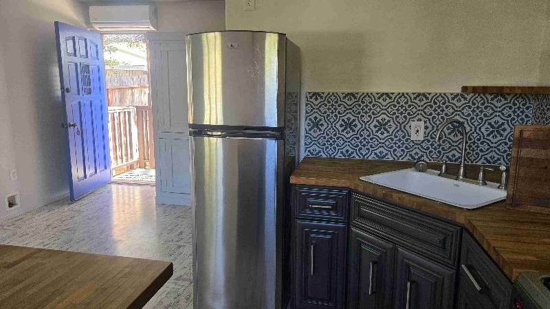 Building Photo - 1440 W Valerio St