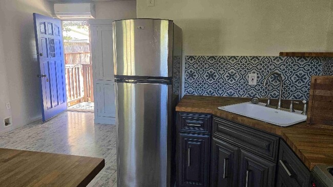 Building Photo - 1440 W Valerio St