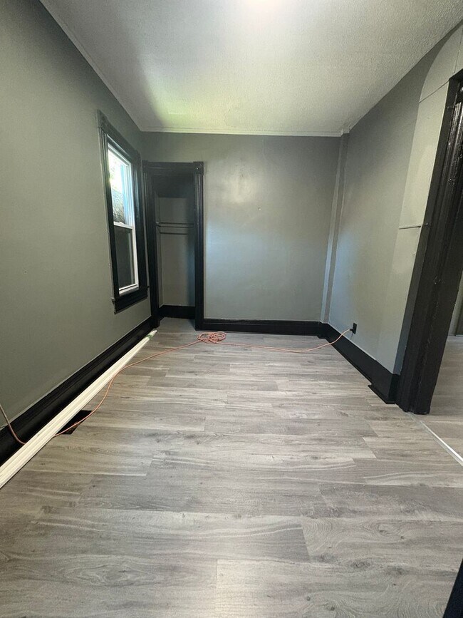 Building Photo - Three Bedroom Single Family Home!
