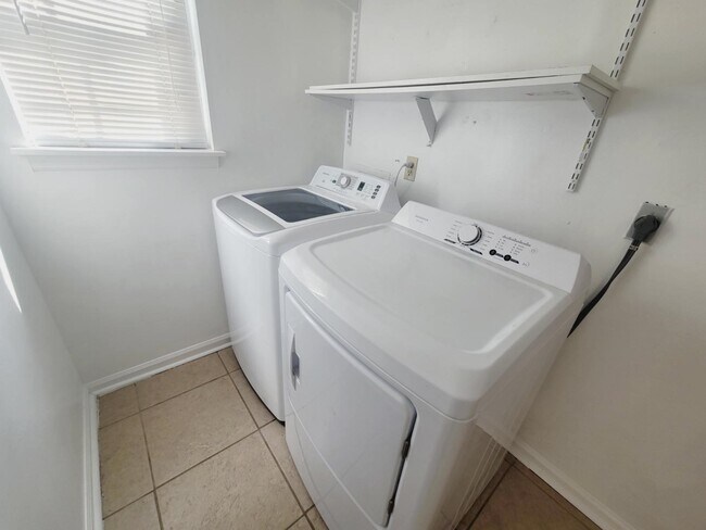 Building Photo - 5800 Japonica Ct