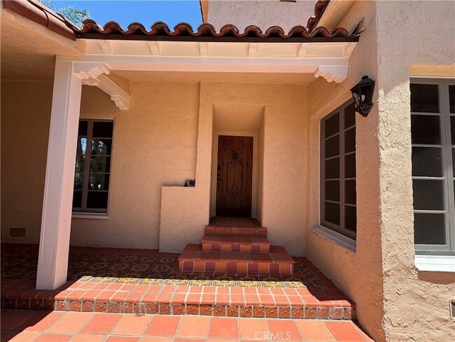 Building Photo - 144 S La Peer Dr