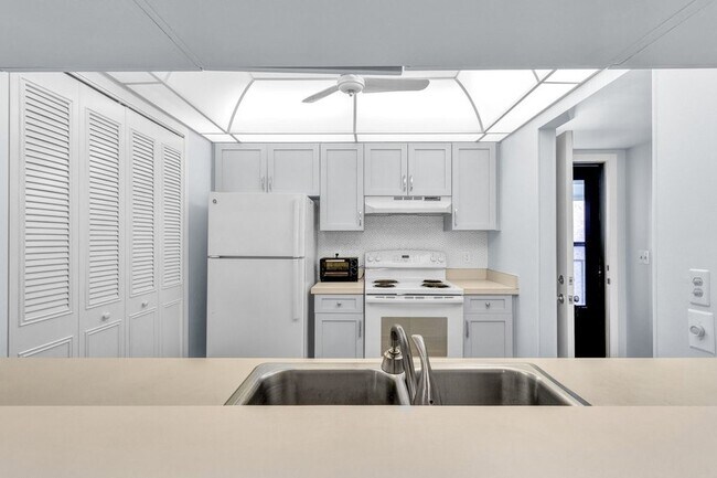 Building Photo - 18 Plantation Dr