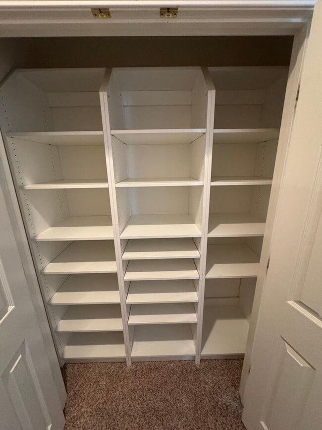 Building Photo - Gorgeous One Story 4 bedroom with Flex Space