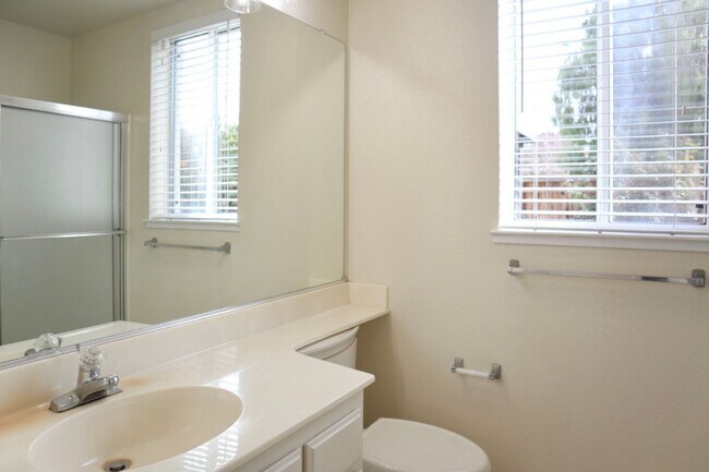 Building Photo - Beautiful 5-Bedroom Home in the Northgate ...