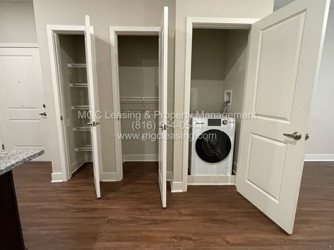 Building Photo - Brighton Crossing apartments: First Floor HCA Apartment with Extra-Large Primary Bath - Enjoy a $...