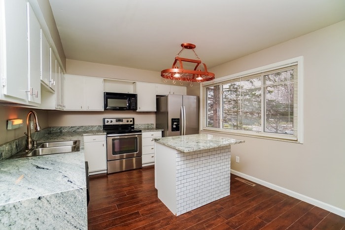 Building Photo - 1213 Kildale Square S