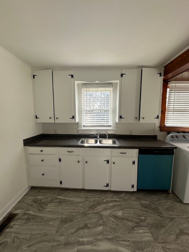 Building Photo - In town - 3 Bedroom, 1 bathroom house move-in ready