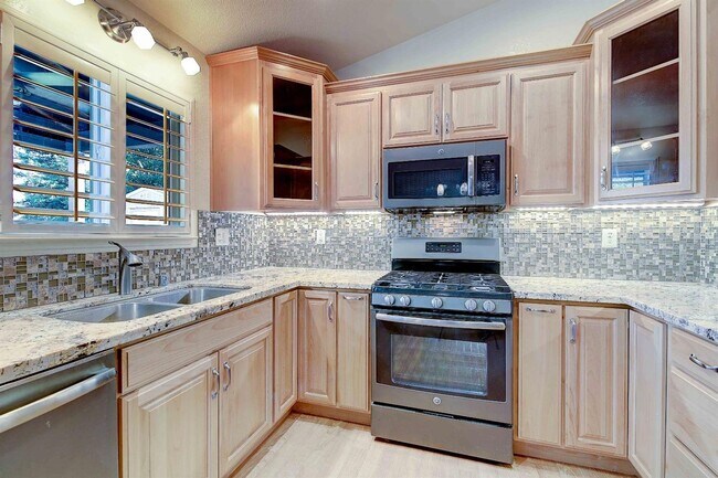 Building Photo - Updated 3 Bedroom Home on Quiet Court with Covered Patio