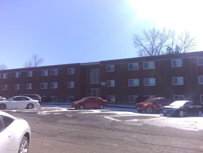 Building Photo - 572 Brook St