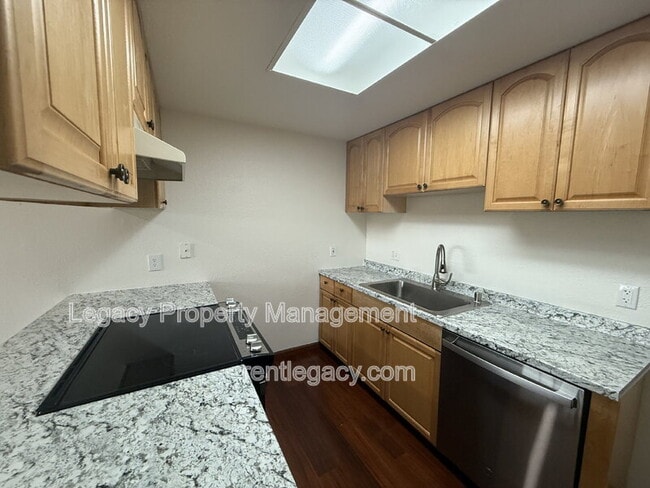 Building Photo - 2084 Quincy Ave