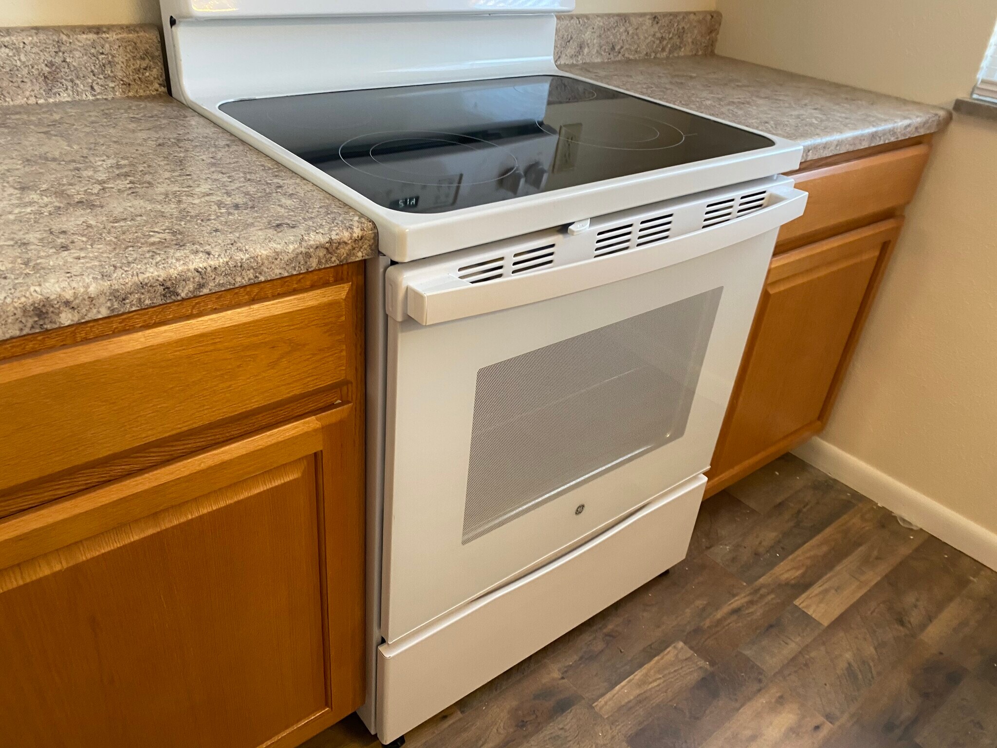 Electric stove - 411 Poplar Ave