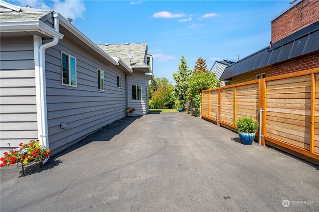 Building Photo - Charming updated 3 bed home in Hillman City!