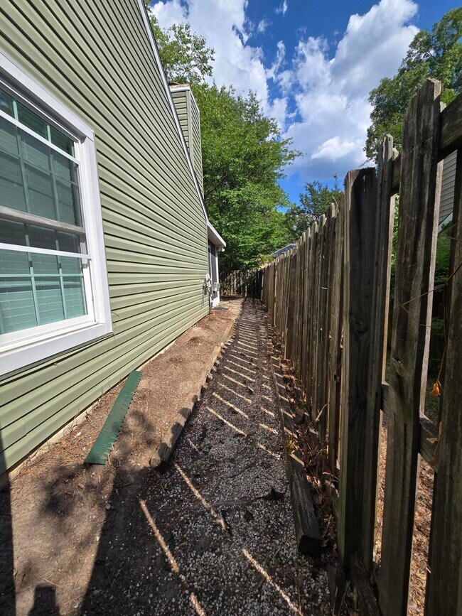 Building Photo - 107 Raintree Ct
