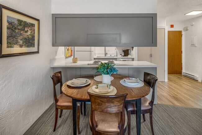 Building Photo - Downtown Furnished 1 Bed / 1 Bath Apartmen...