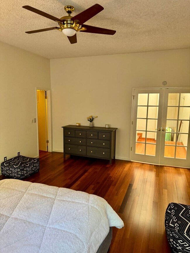 Building Photo - 2 Bedroom, 2 Bath Condo