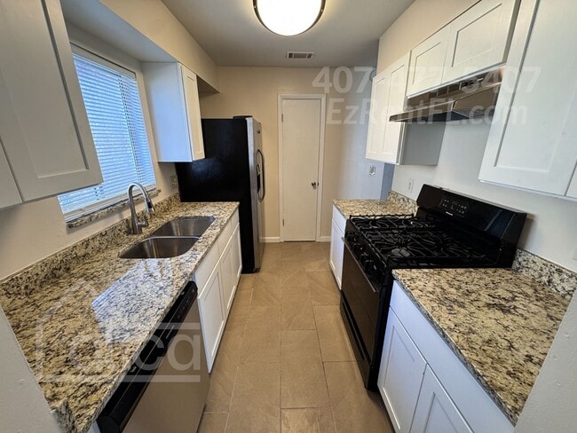 Building Photo - Move In Special  - 3/2/2 in a Great Commun...
