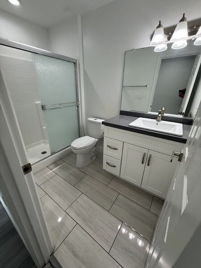 Building Photo - New Gas Range & Refrigerator.  Spacious rooms, private yard and RV parking.  Must see - Won't las...