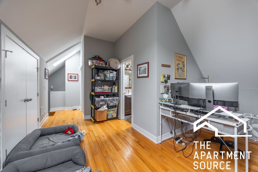Building Photo - 3023 N Oakley Ave
