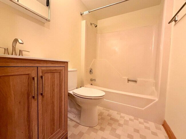 Building Photo - 18587 Sylvan Dr