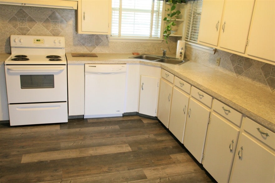 kitchen - 503 Hilliard Dr