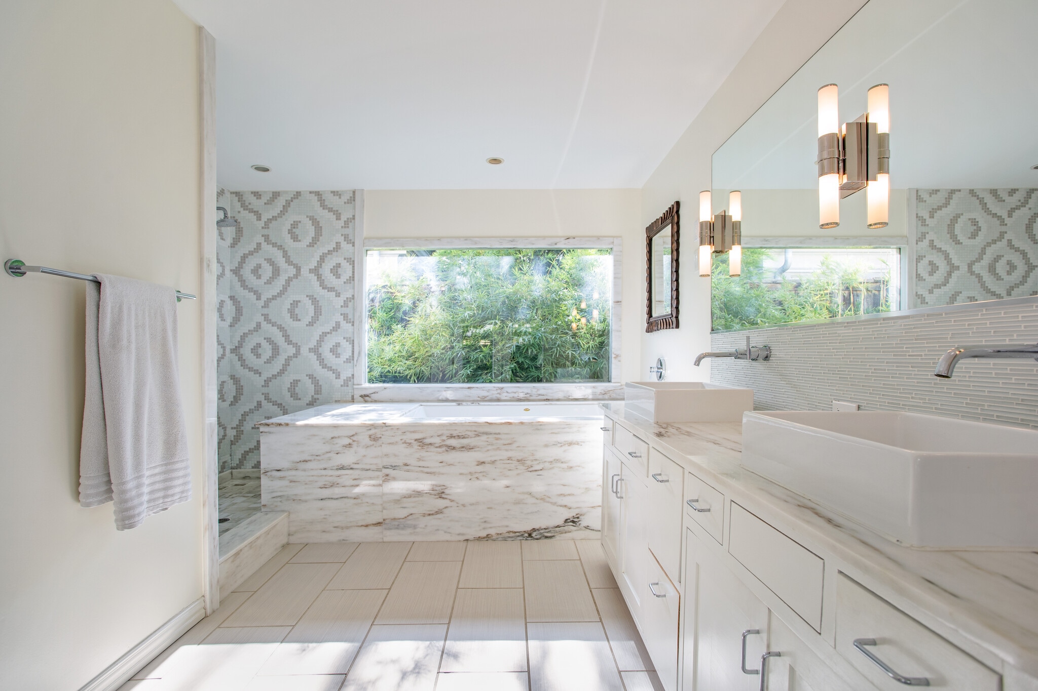 Main Bathroom - 4641 Belclaire Ave