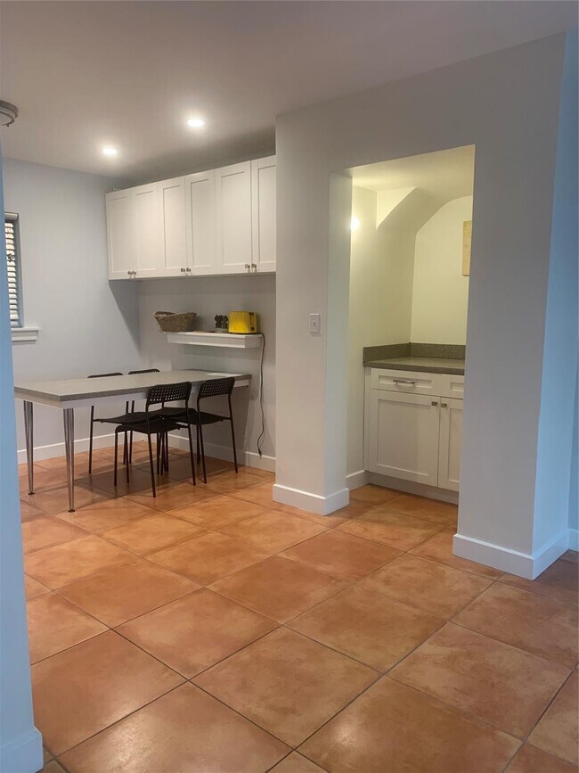 Building Photo - 907 NW 4th St