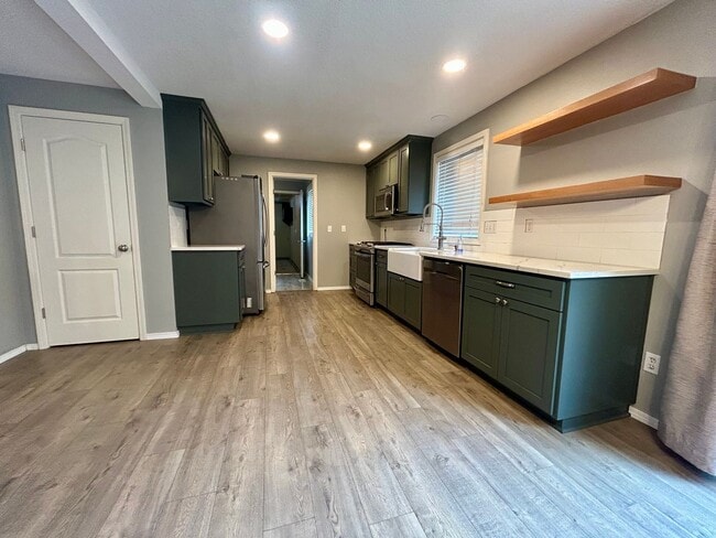 Building Photo - Welcome to this charming 3-bedroom, 2.5-bathroom house located in Vancouver, WA!