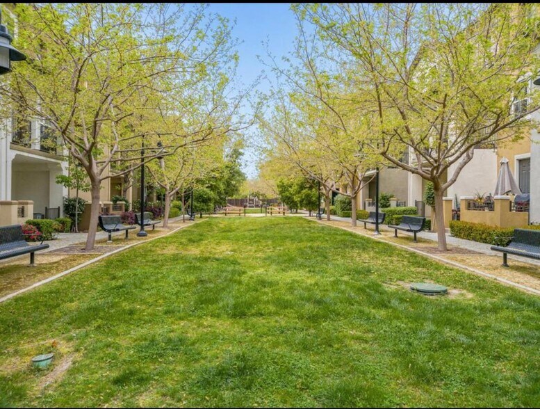 Building Photo - 2622 Baton Rouge Dr