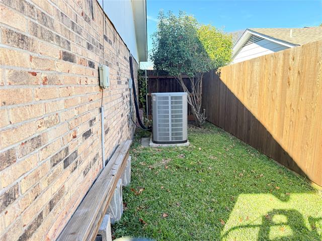 Building Photo - 2104 Poppy Ln